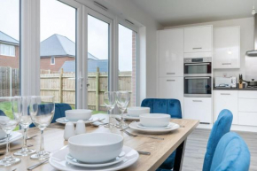New Modern Cozy Corner Stylish 4BR in Luton